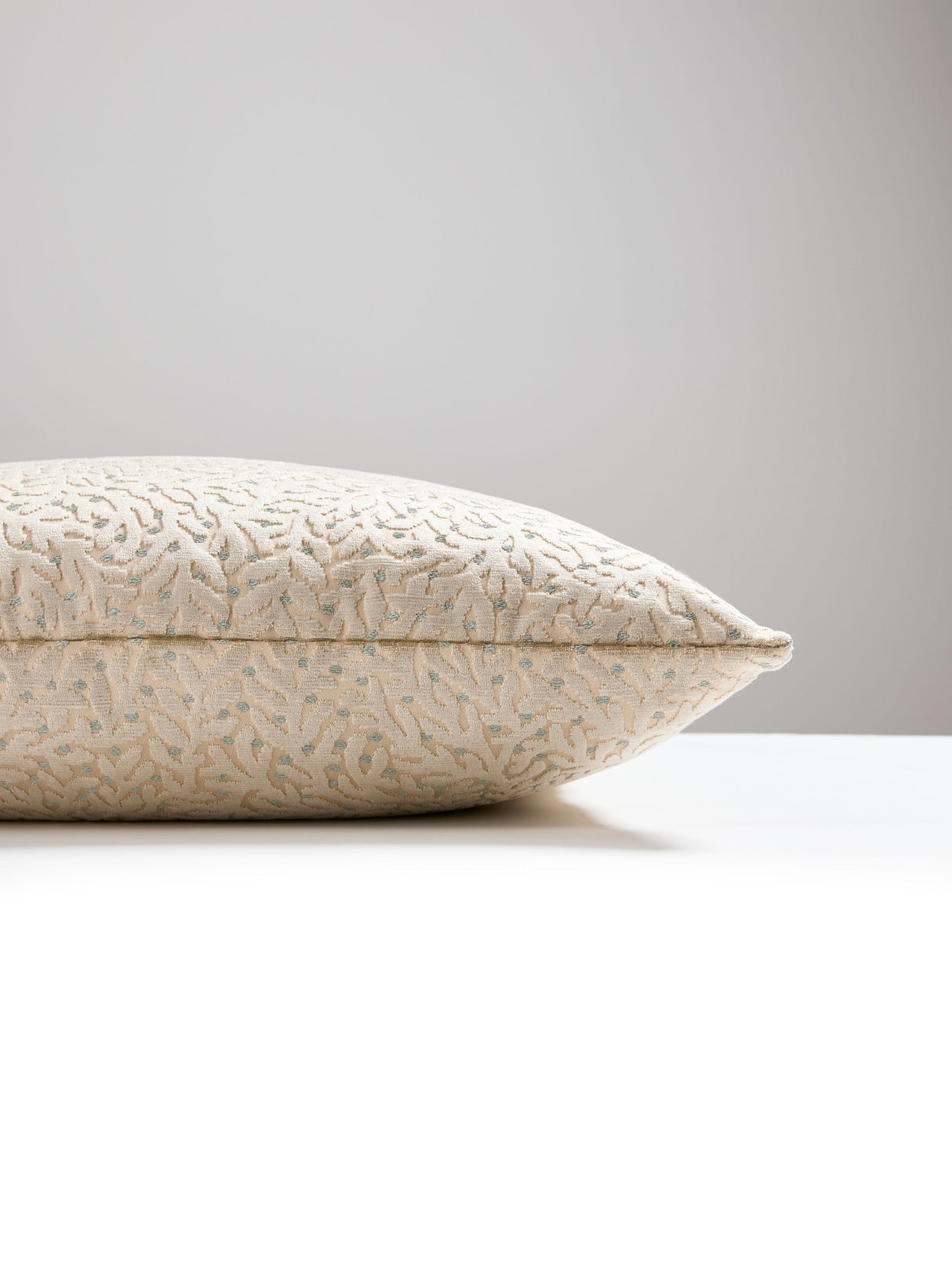 Scalamandre SC 0001SDDK27077 CORALLINA VELVET PILLOW - Pillo