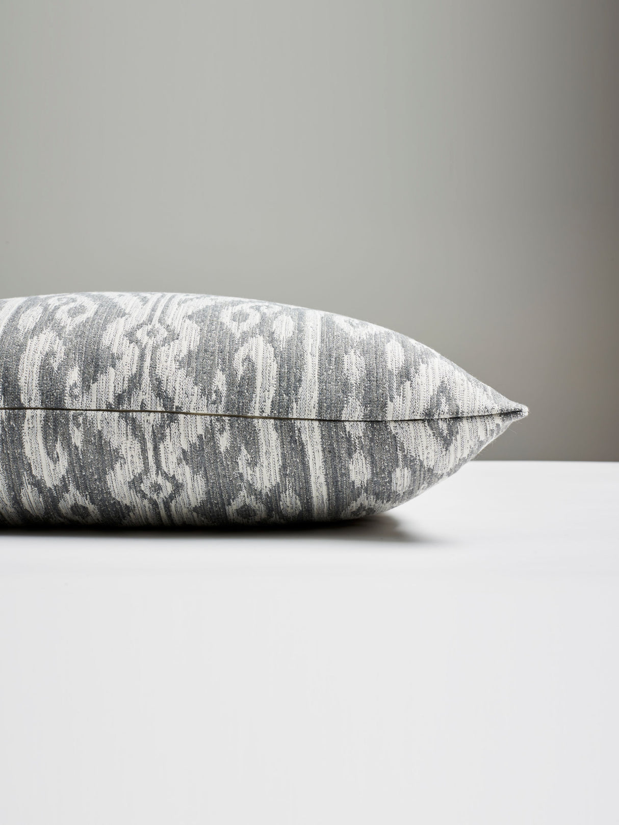 Scalamandre SC 0002BORNPILL BORNEO IKAT OUTDOOR PILLOW - Pil