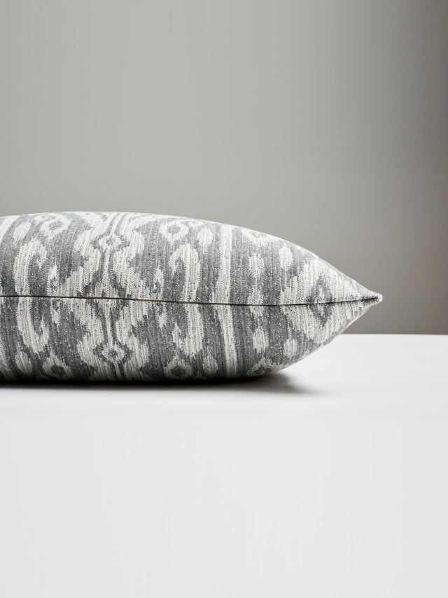 Scalamandre SC 0002BORNPILL BORNEO IKAT OUTDOOR PILLOW - Pil