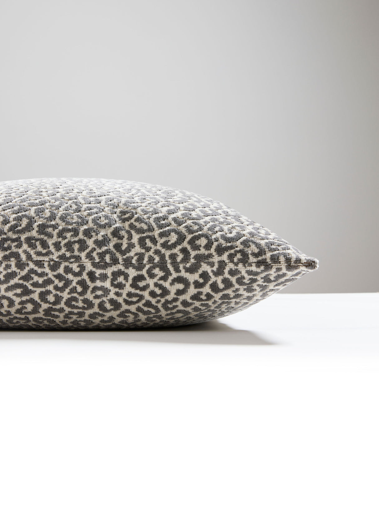 Scalamandre SC 0002SDDK27037 PANTHERA VELVET PILLOW - Pillow