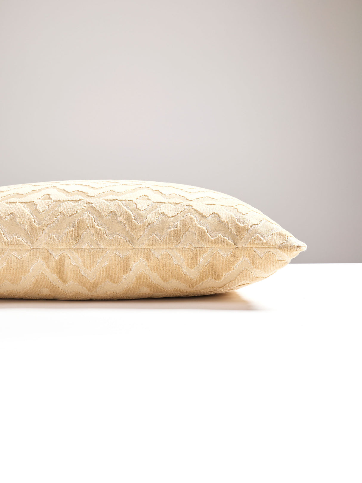 Scalamandre SC 0002SDDK27085 ECHO VELVET PILLOW - Pillow Col