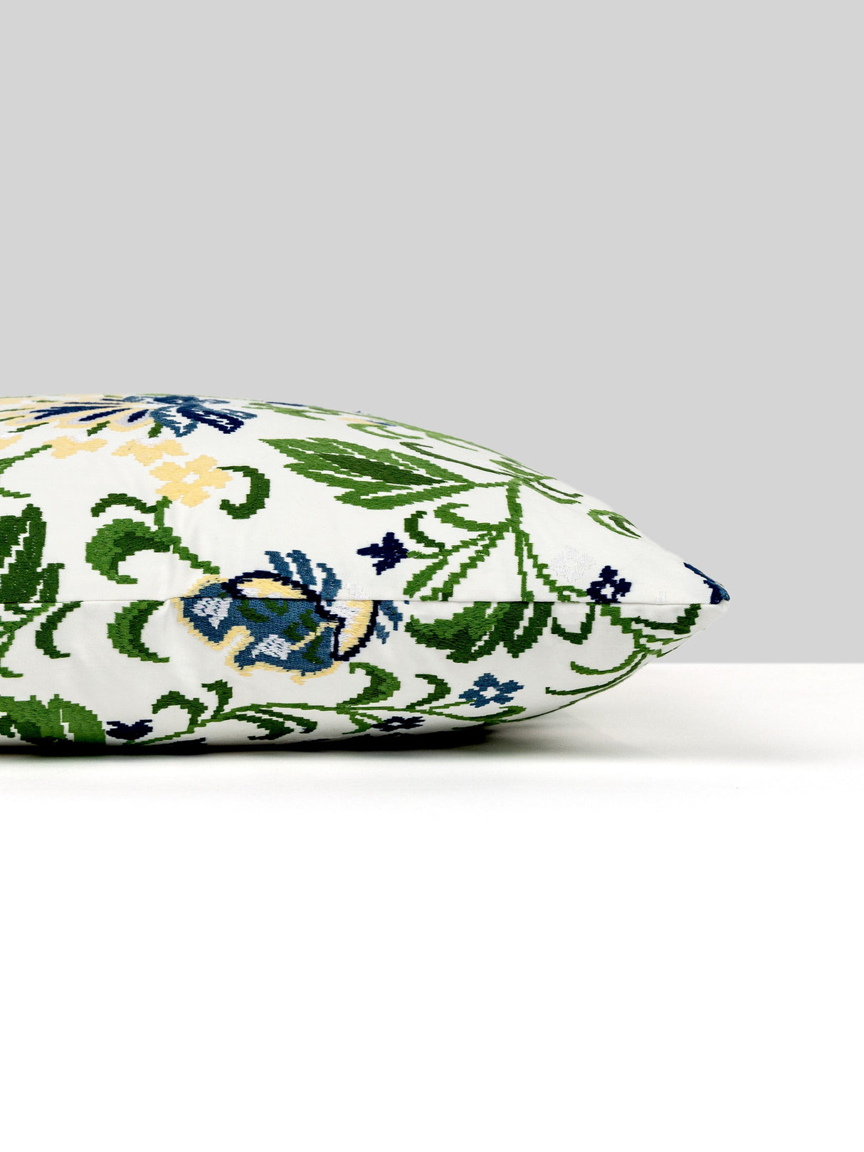 Scalamandre SC 0002SDDK27173 DELPHINE EMBROIDERY PILLOW - Pi