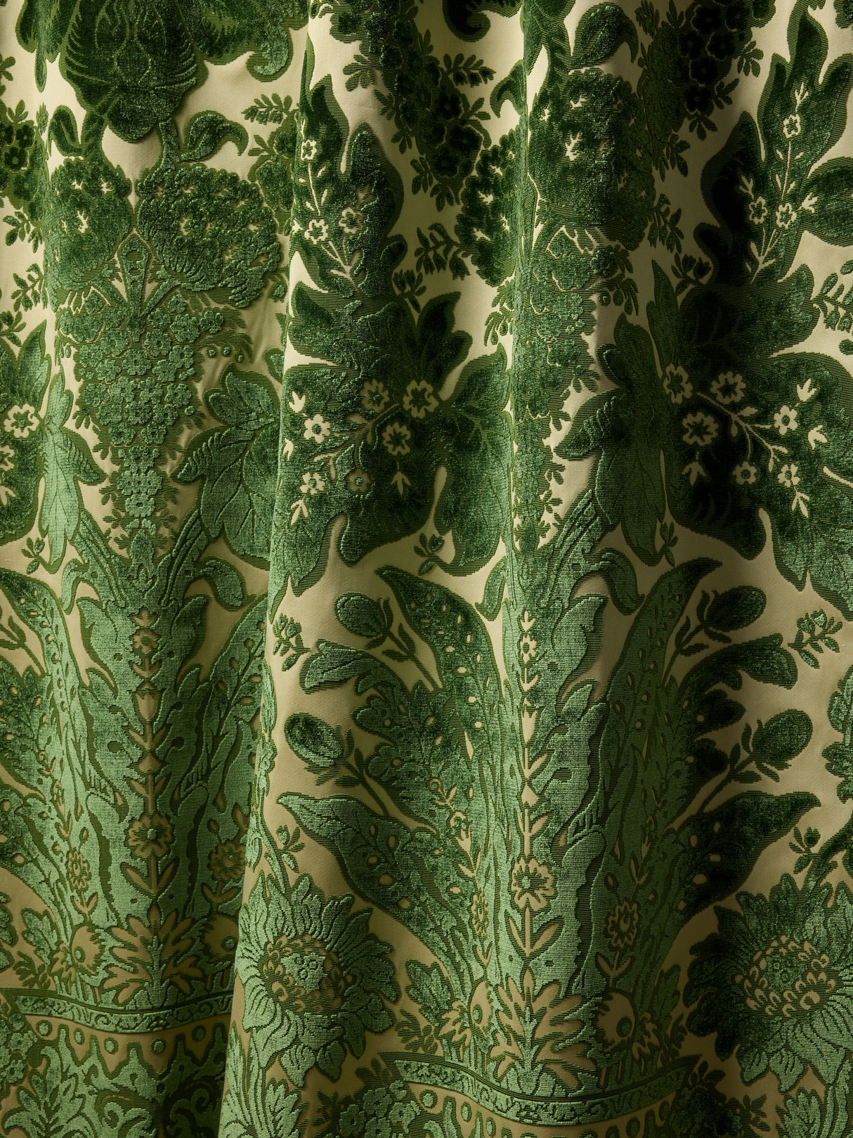 Scalamandre SC 000327321 FROND REGIS VELVET DAMASK Fabric - Eade's Wallpaper