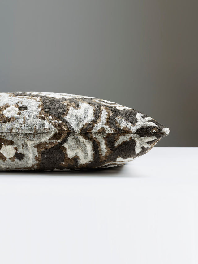 Scalamandre SC 0003OUSHPILL OUSHAK LINEN VELVET PILLOW - Pil
