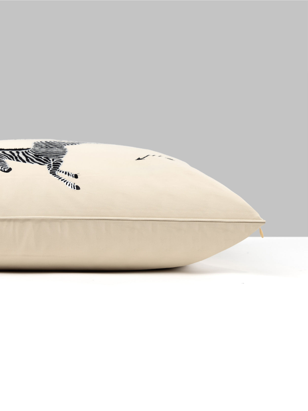 Scalamandre SC 0003SDDS16496 ZEBRAS EMBROIDERED PILLOW - Pil