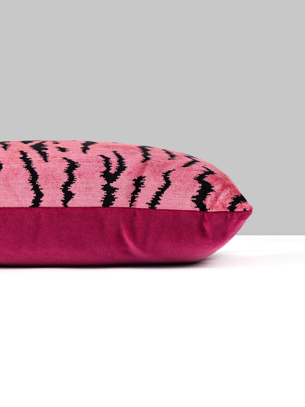 Scalamandre SC 0003TDDK26167 TIGRE/VELVET PILLOW - Pillow Co