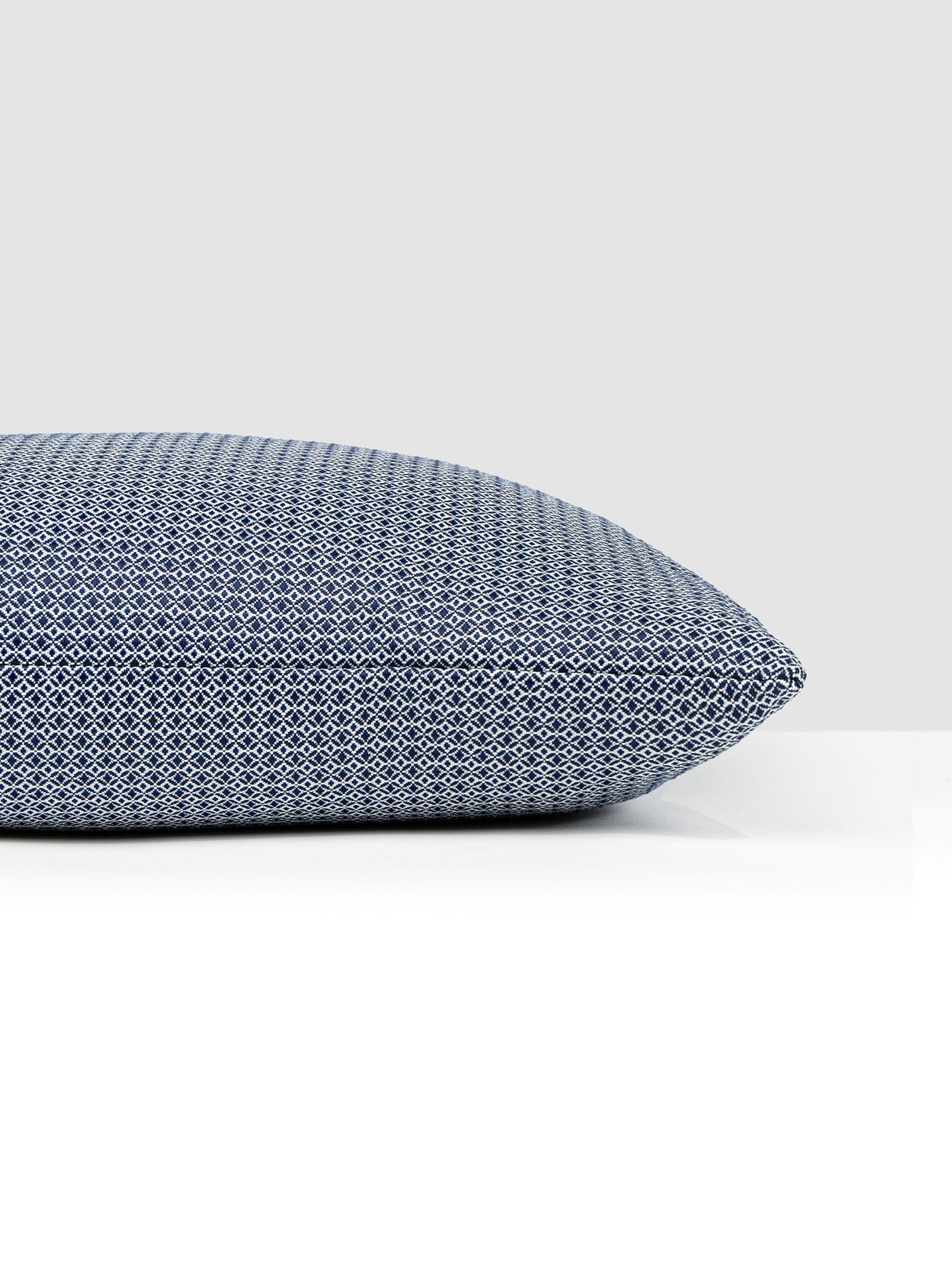 Scalamandre SC 0004SDDK27068 BIRD'S EYE OUTDOOR PILLOW - Pil