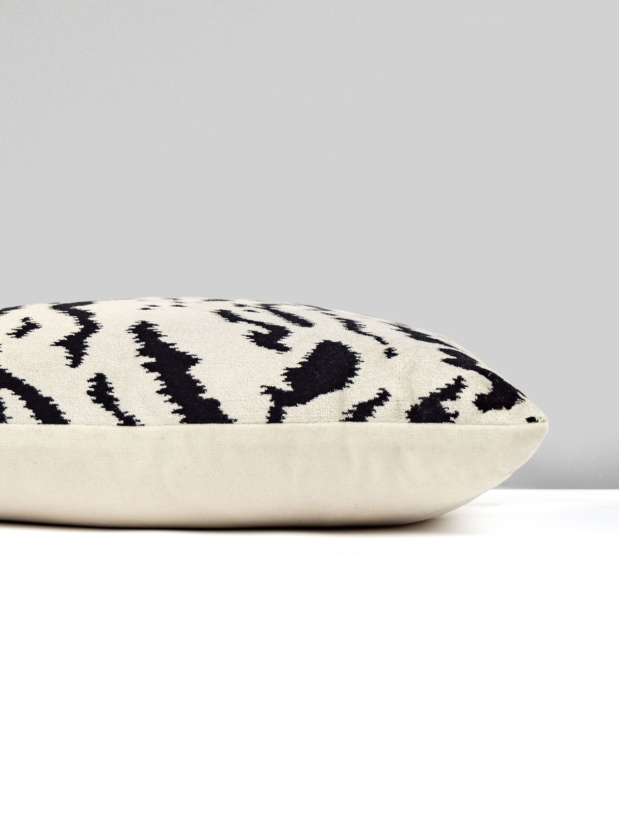 Scalamandre SC 0006TDDK26167 TIGRE/VELVET PILLOW - Pillow Co