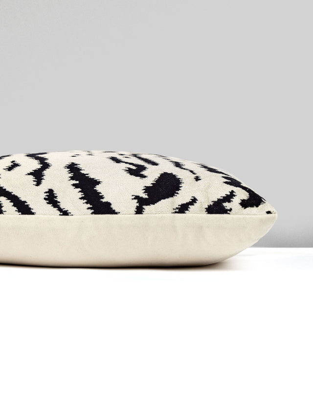 Scalamandre SC 0006TDDK26167 TIGRE/VELVET PILLOW - Pillow Co