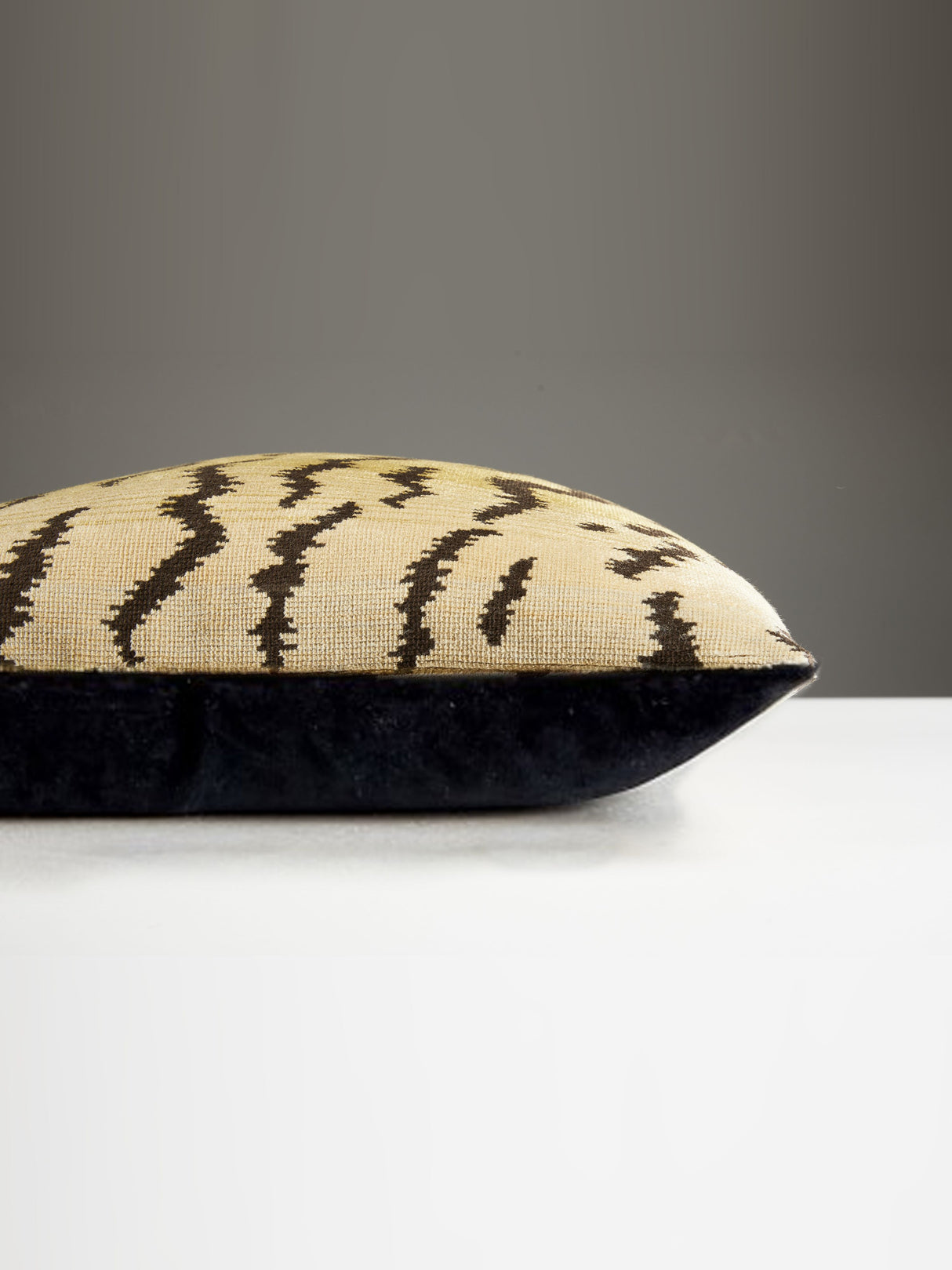 Scalamandre SC 0007ALTIGRPIL TIGRE/VELVET LUMBAR PILLOW - Pi