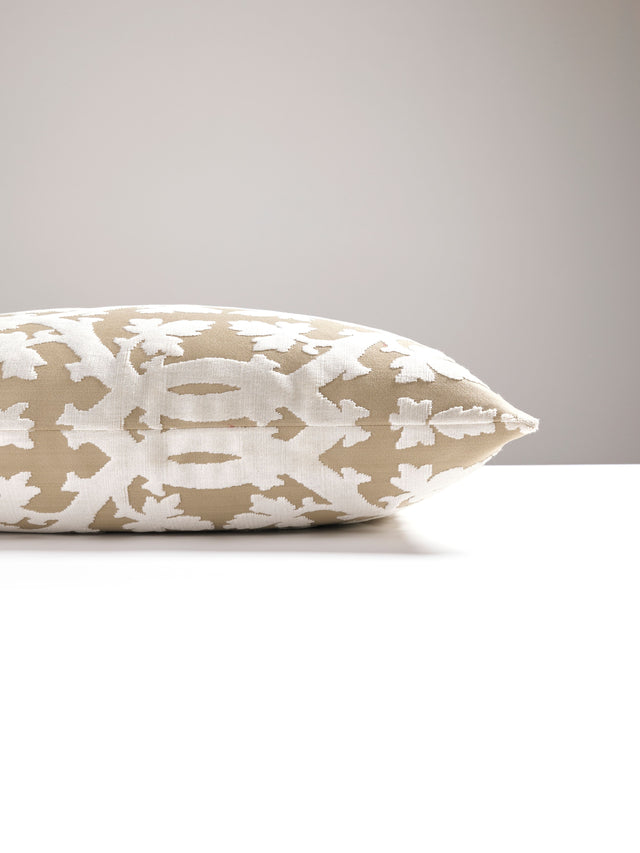 Scalamandre SC 0013SDDK26690 FALK MANOR HOUSE PILLOW - Pillo