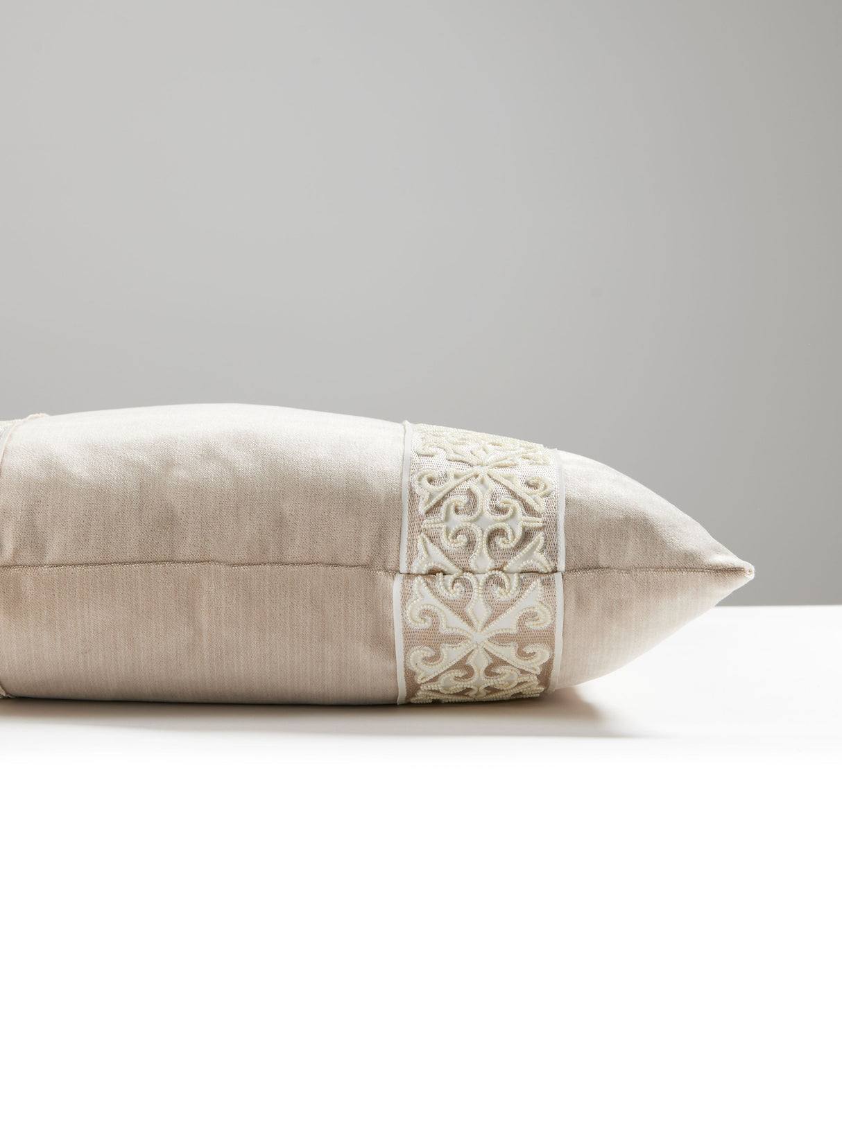 Scalamandre SC 1012SDDTT3337 SAXONY/STRIE VELVET PILLOW - Pi