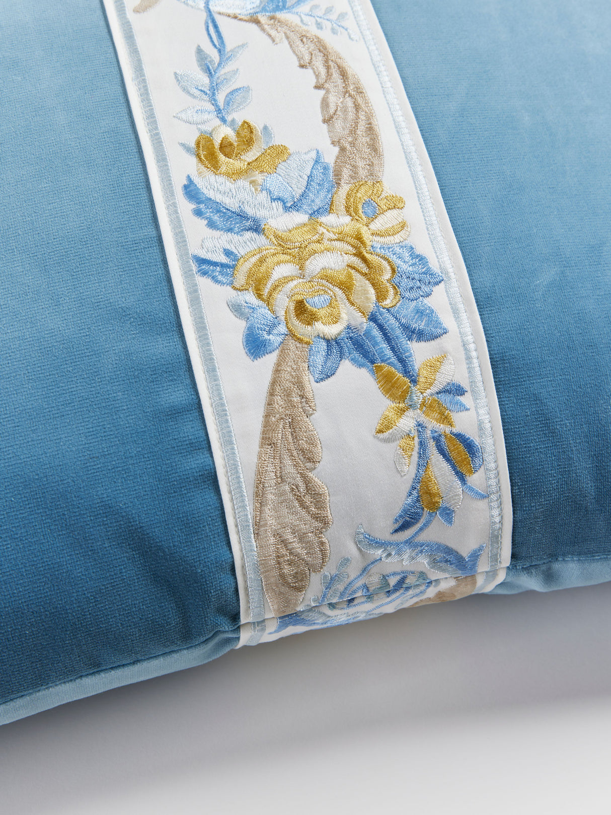 Scalamandre SC 2107SDDTT3342 REINE/LINLEY VELVET PILLOW - Pi