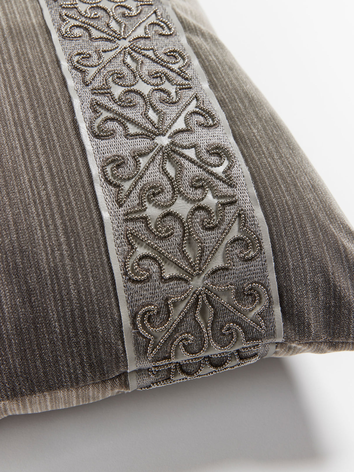 Scalamandre SC 3015SDDTT3337 SAXONY/STRIE VELVET PILLOW - Pi