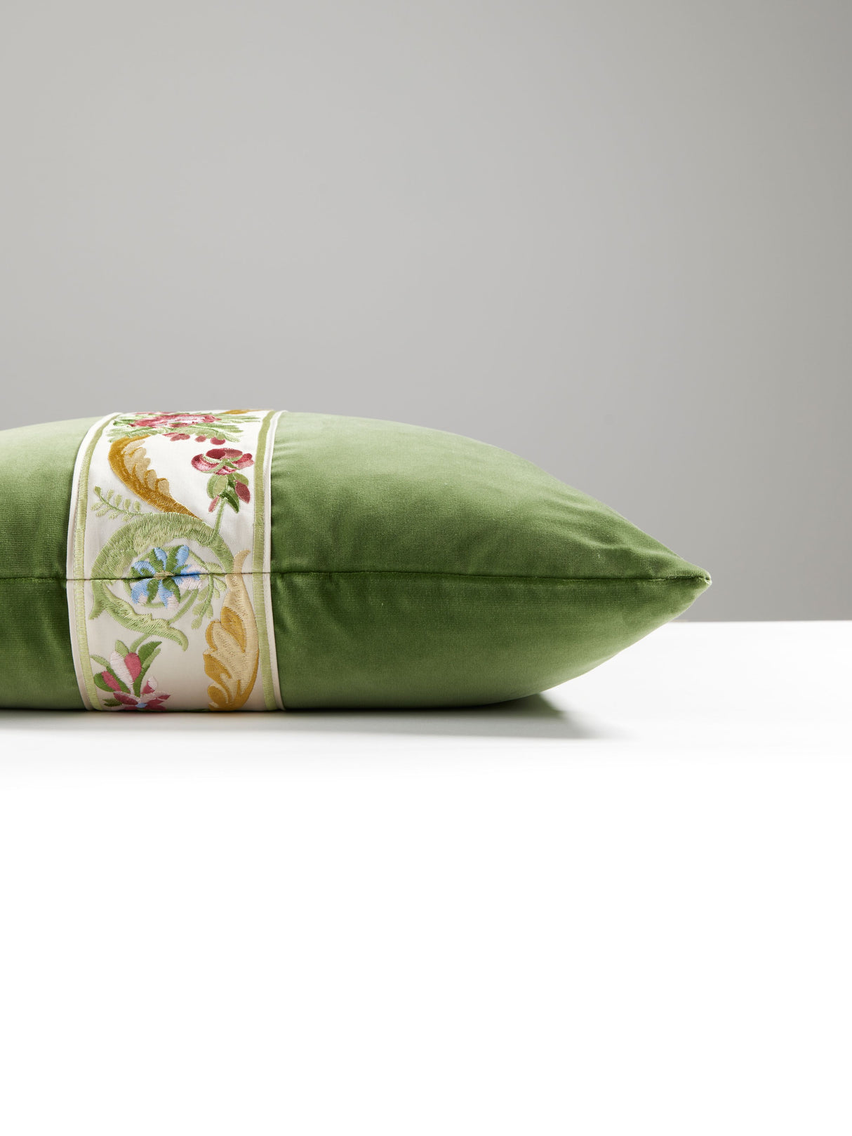 Scalamandre SC 4425SDDTT3342 REINE/LINLEY VELVET PILLOW - Pi